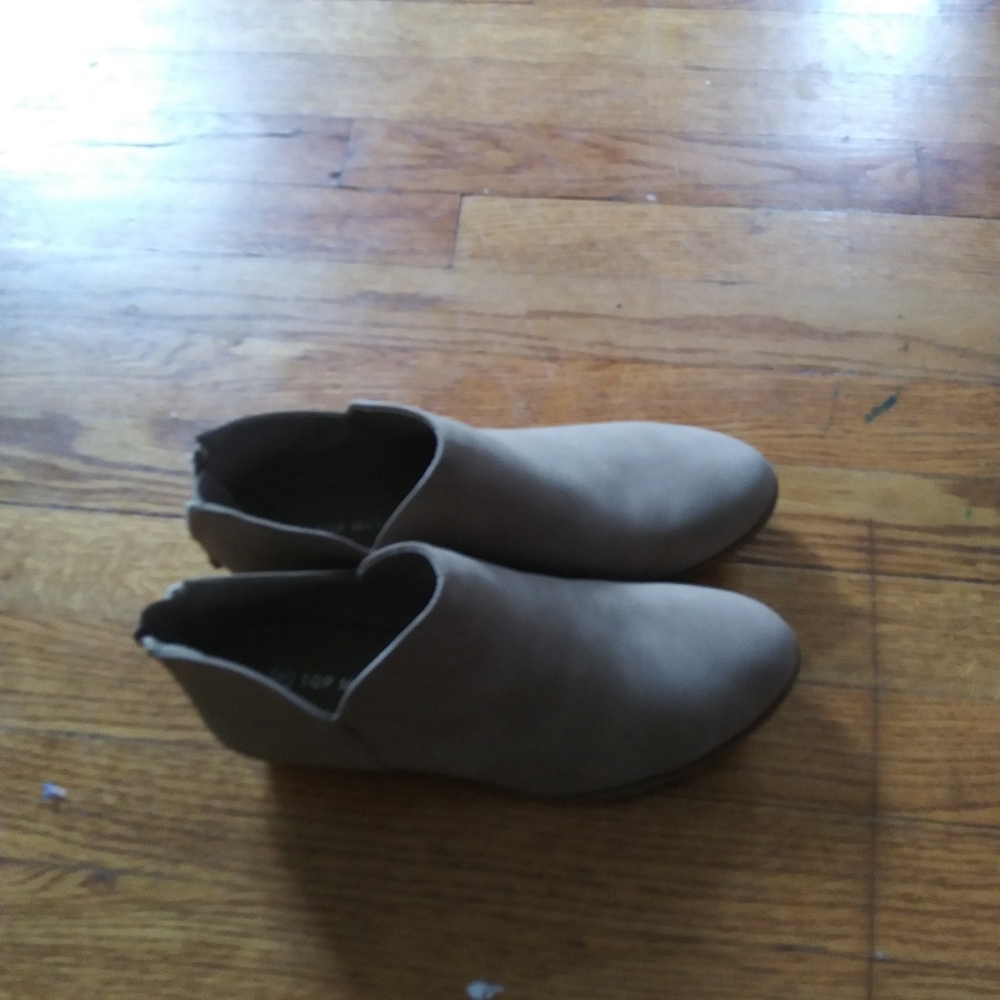 1 pair of ankle boots with zipper on the heels